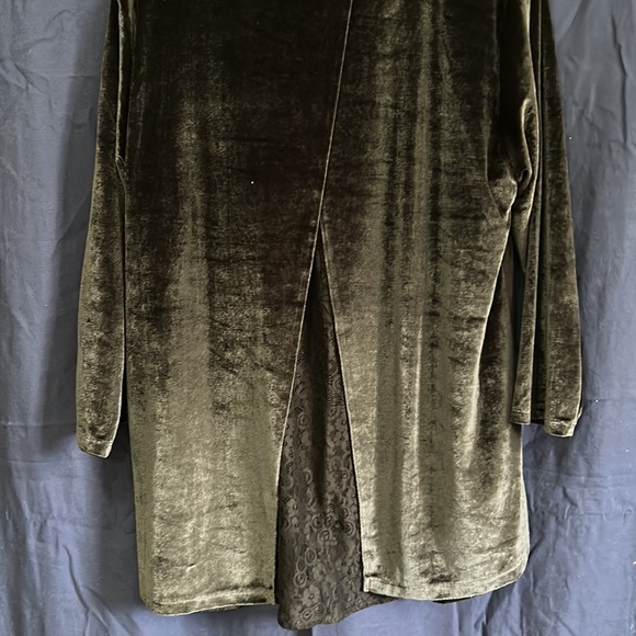 Woman  velvet and lace top size large nwt - Picture 2 of 4